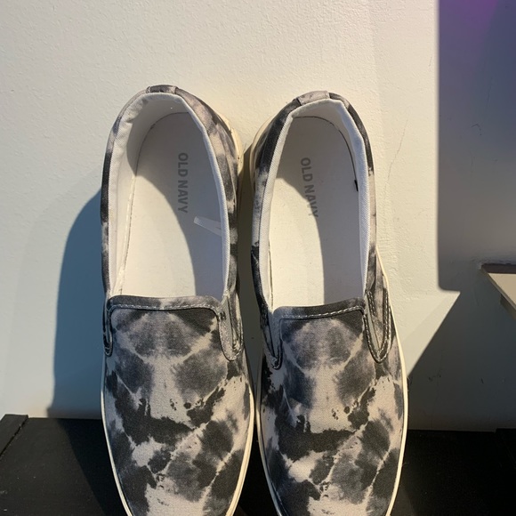 slip on runners , black/grey and white . Barely worn! - Picture 4 of 4